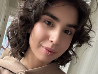 camgirl masturbating with vibrator LillianKnight