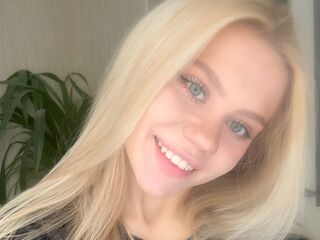 hot cam girl fingering shaved pussy MarlenaBalceiro
