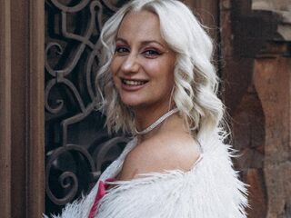 camslut fingering shaved pussy WilsonAvery