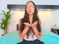 Je suis une fille colombienne, je me considère calme, joyeuse, charismatique, sociable et disciplinée, j