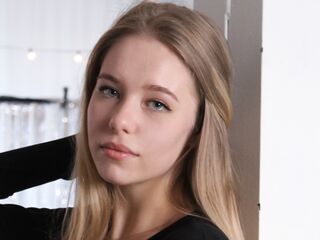 naked camgirl masturbating with vibrator AnnetteMajid