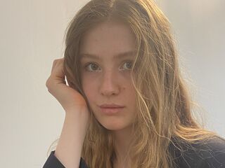 camslut fingering shaved pussy AuraTyce