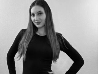 camslut topless DaynaNicholls