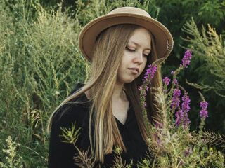 beautiful webcam girl KarenLowe