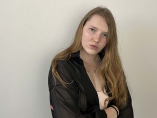 cam girl masturbating with dildo MadalineMosman