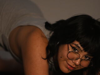 cam girl masturbating with vibrator NoemieBlanche