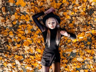 cam girl playing with sextoy SerayaRose